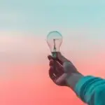 lamppu ihmisen kädessa