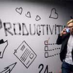 mies puhuu puhelimeen ja teksti productivity